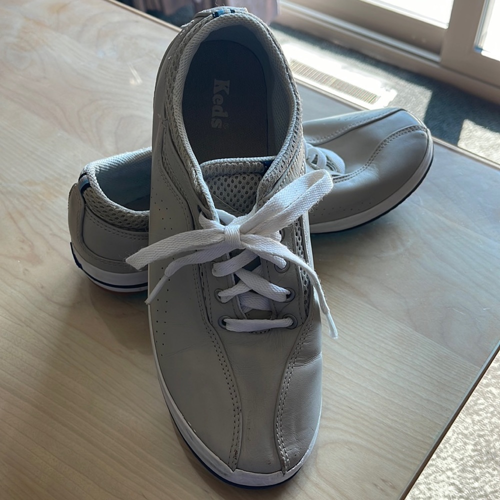 Keds tan leather tie up shoe size 9 gently used